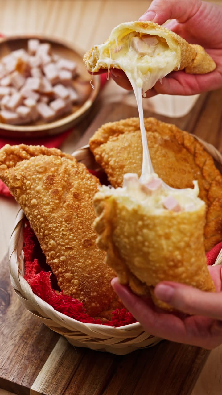Empanada de jamón y queso que se abre y estira el queso
